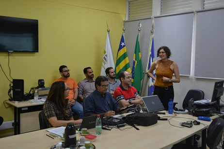 A mestranda Loryne apresentando seu trabalho para a banca